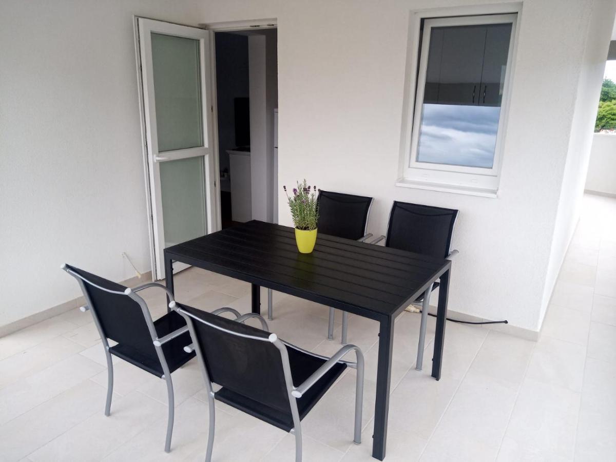 Apartmani Sol Vlasici Pag Town Exterior photo